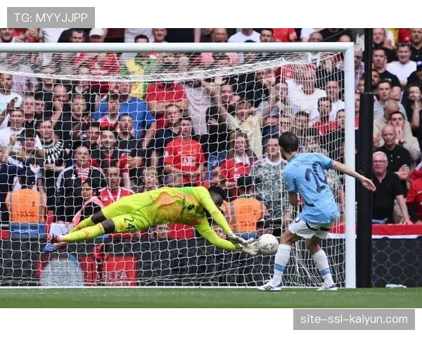 即时:B席禁区外世界波破门,曼城1-0领先曼联 即时:B席禁区外世界波破门,曼城1-0领先曼联