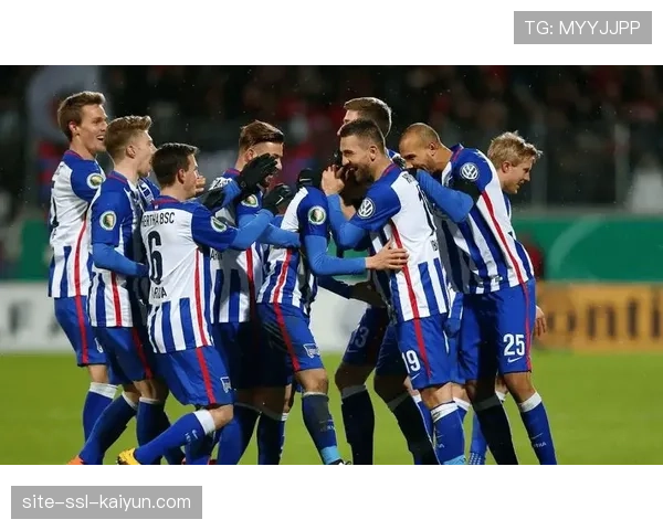 战报：沙尔克04客场逼平柏林赫塔，客队门将多次化解对方在混合防区创造的威胁。